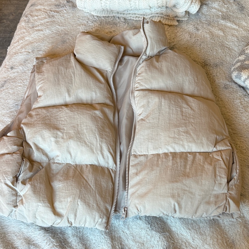 H.M Cropped Beige Puffer Vest🍁
